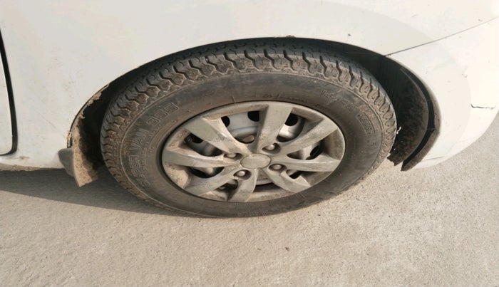 2015 Hyundai Eon ERA +, Petrol, Manual, 1,87,778 km, tyre