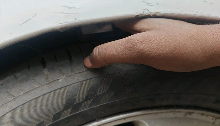 2011 Chevrolet Aveo LT 1.4, Petrol, Manual, 1,00,000 km, tyre