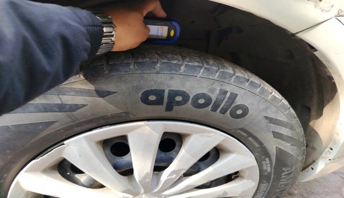 2015 Maruti Swift Dzire VXI, Petrol, Manual, 1,50,643 km, tyre