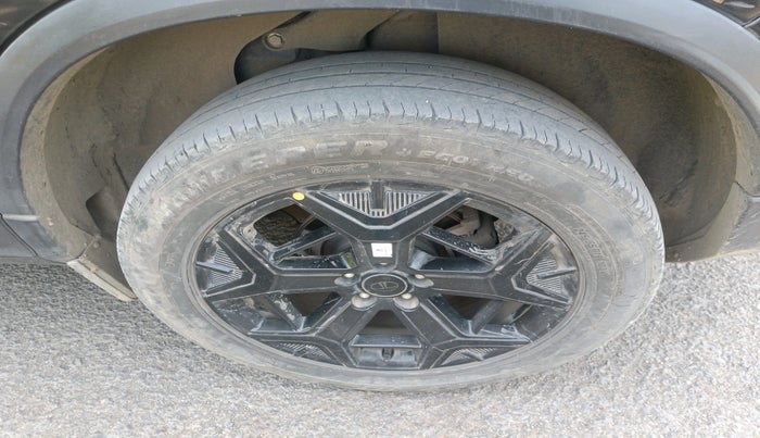 2024 Tata Safari ACCOMPLISHED PLUS 6 STR DARK EDITION, Diesel, Manual, 43,415 km, tyre