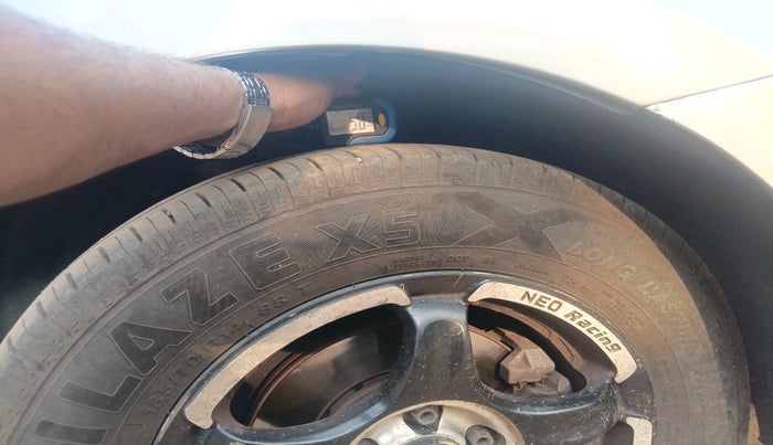 2012 Skoda Rapid AMBITION 1.6 TDI CR MT PLUS, Diesel, Manual, 2,36,476 km, tyre