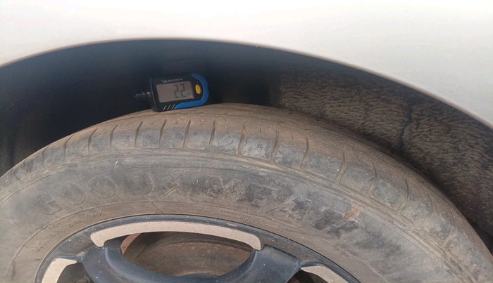 2012 Skoda Rapid AMBITION 1.6 TDI CR MT PLUS, Diesel, Manual, 2,36,476 km, tyre