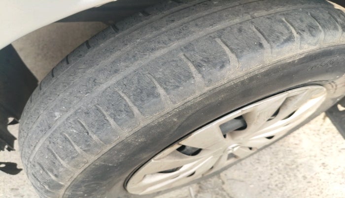 2011 Toyota Etios G, Petrol, Manual, 2,00,000 km, tyre