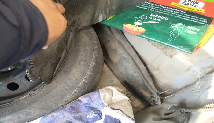 2011 Toyota Etios G, Petrol, Manual, 2,00,000 km, tyre