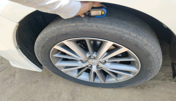 2016 Toyota Corolla Altis GL PETROL, Petrol, Manual, 1,11,769 km, tyre