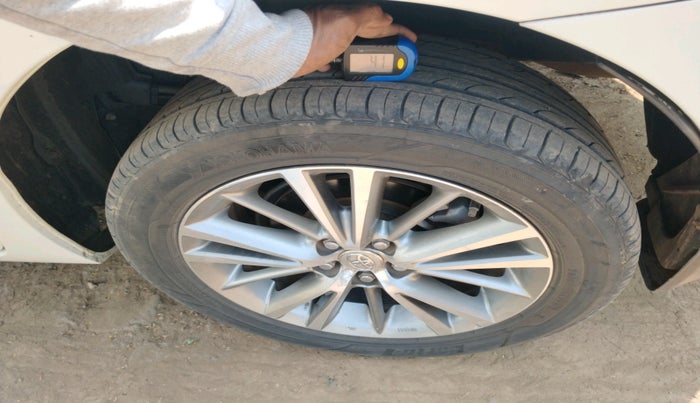 2016 Toyota Corolla Altis GL PETROL, Petrol, Manual, 1,11,769 km, tyre