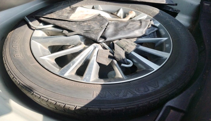 2016 Toyota Corolla Altis GL PETROL, Petrol, Manual, 1,11,769 km, tyre