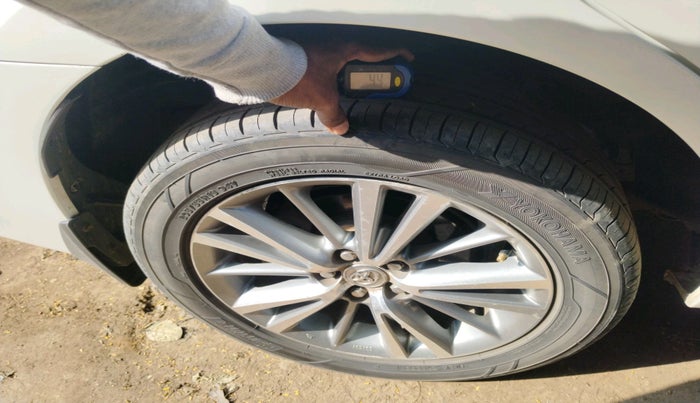 2016 Toyota Corolla Altis GL PETROL, Petrol, Manual, 1,11,769 km, tyre