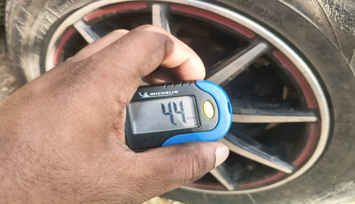 2016 Renault Kwid RXT 0.8, Petrol, Manual, 4,30,000 km, tyre