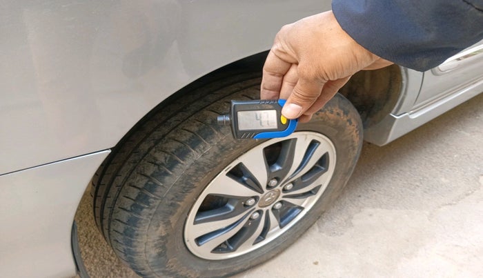 2015 Toyota Innova 2.5 VX 7 STR, Diesel, Manual, 1,10,152 km, tyre