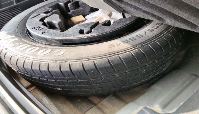 2015 Hyundai Creta SX 1.6 DIESEL, Diesel, Manual, 1,81,922 km, tyre