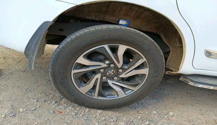 2024 Toyota Innova Crysta GX Plus 8 STR, Diesel, Manual, 26,004 km, tyre