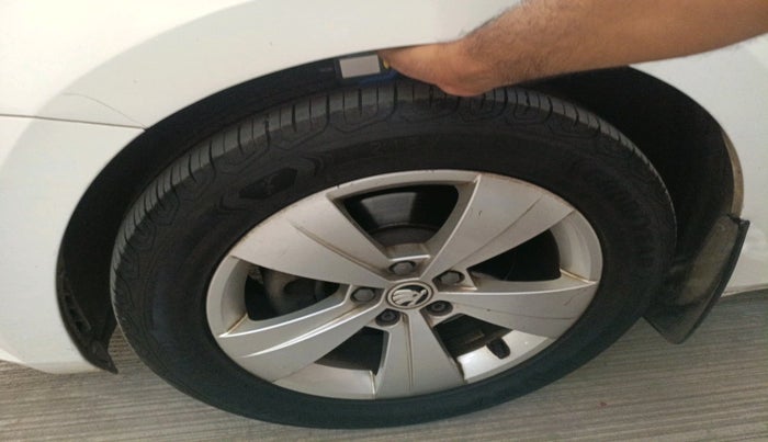 2017 Skoda Superb STYLE 1.8 TSI MT, Petrol, Manual, 40,953 km, tyre