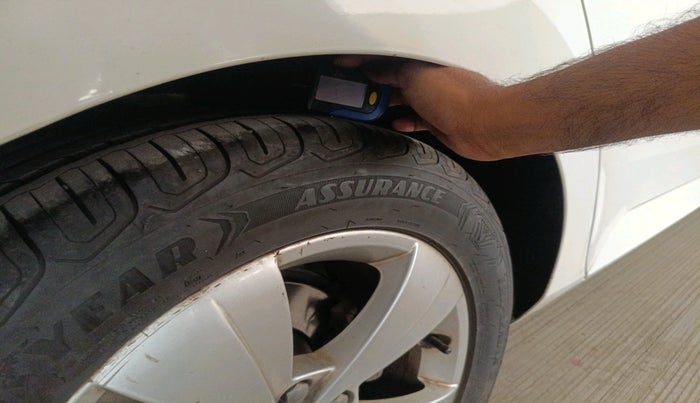 2017 Skoda Superb STYLE 1.8 TSI MT, Petrol, Manual, 40,953 km, tyre