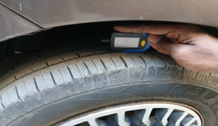 2015 Maruti Ertiga VXI CNG, Petrol, Manual, 1,30,944 km, tyre