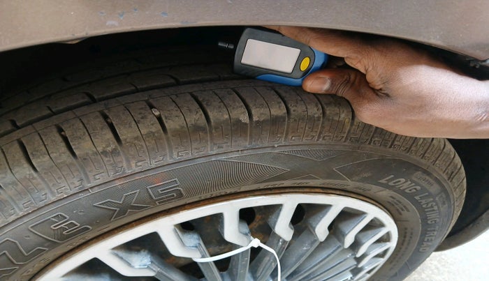 2015 Maruti Ertiga VXI CNG, Petrol, Manual, 1,30,944 km, tyre