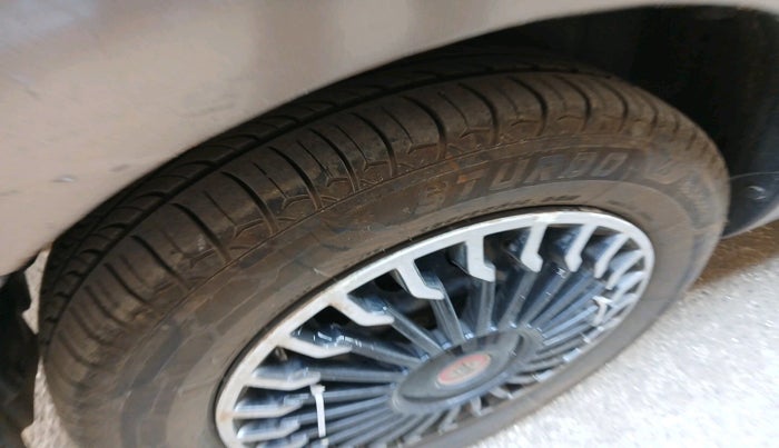 2015 Maruti Ertiga VXI CNG, Petrol, Manual, 1,30,944 km, tyre