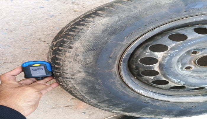 2017 Maruti Swift LXI (O), Petrol, Manual, 70,997 km, tyre