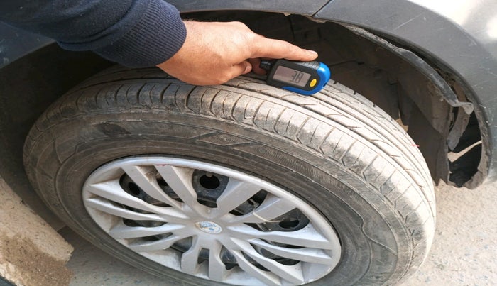 2017 Maruti Swift LXI (O), Petrol, Manual, 70,997 km, tyre