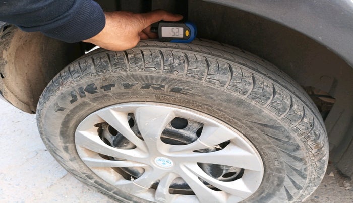 2017 Maruti Swift LXI (O), Petrol, Manual, 70,997 km, tyre