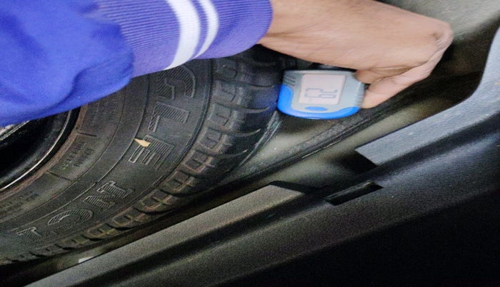 2014 Skoda Superb ELEGANCE 1.8 TSI MT, Petrol, Manual, 1,01,085 km, tyre