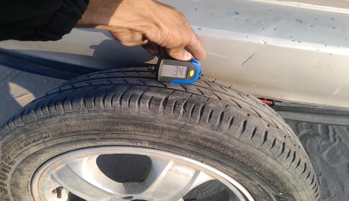 2010 Hyundai Verna TRANSFORM 1.6 SX VTVT, Petrol, Manual, 50,242 km, tyre