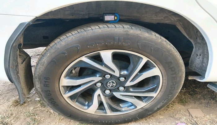 2024 Toyota Innova Crysta GX Plus 8 STR, Diesel, Manual, 12,113 km, tyre