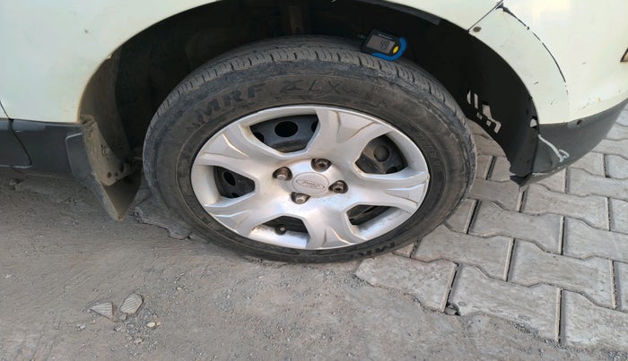 2013 Ford Ecosport TREND 1.5L DIESEL, Diesel, Manual, 2,94,748 km, tyre