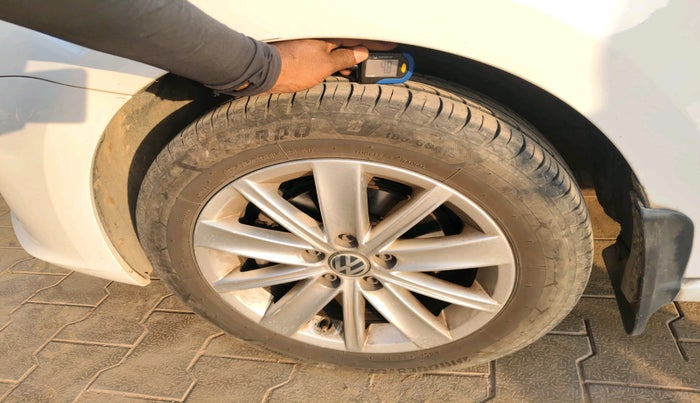 2017 Volkswagen Vento HIGHLINE PETROL AT, Petrol, Automatic, 49,759 km, tyre