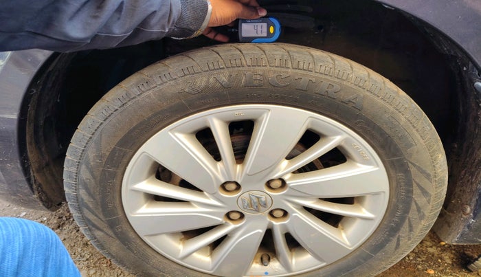 2015 Maruti Swift ZXI, Petrol, Manual, 26,989 km, tyre