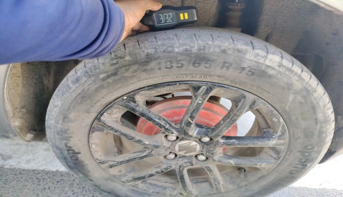 2015 Maruti Swift LXI, Petrol, Manual, 99,198 km, tyre