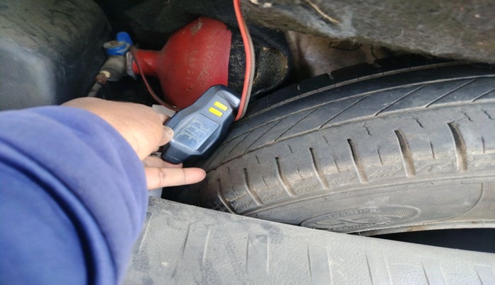 2015 Maruti Swift LXI, Petrol, Manual, 99,198 km, tyre