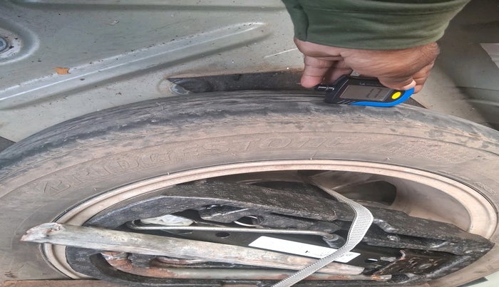 2011 Volkswagen Vento TRENDLINE DIESEL 1.6, Diesel, Manual, 90,928 km, tyre