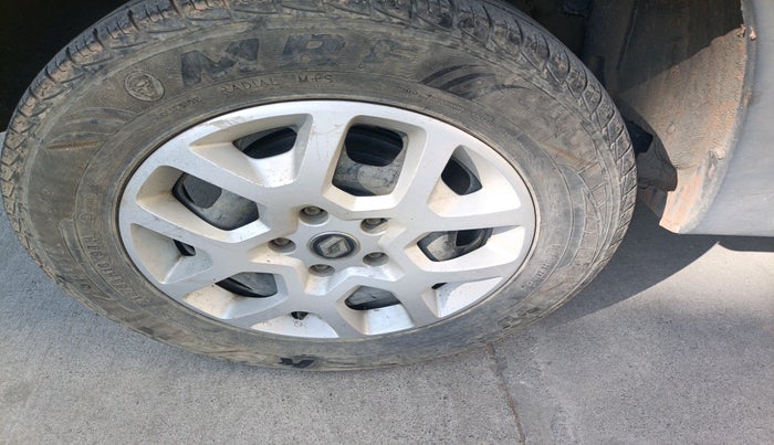 2016 Renault Duster 110 PS RXL 4X2 AMT, Diesel, Automatic, 1,31,966 km, tyre