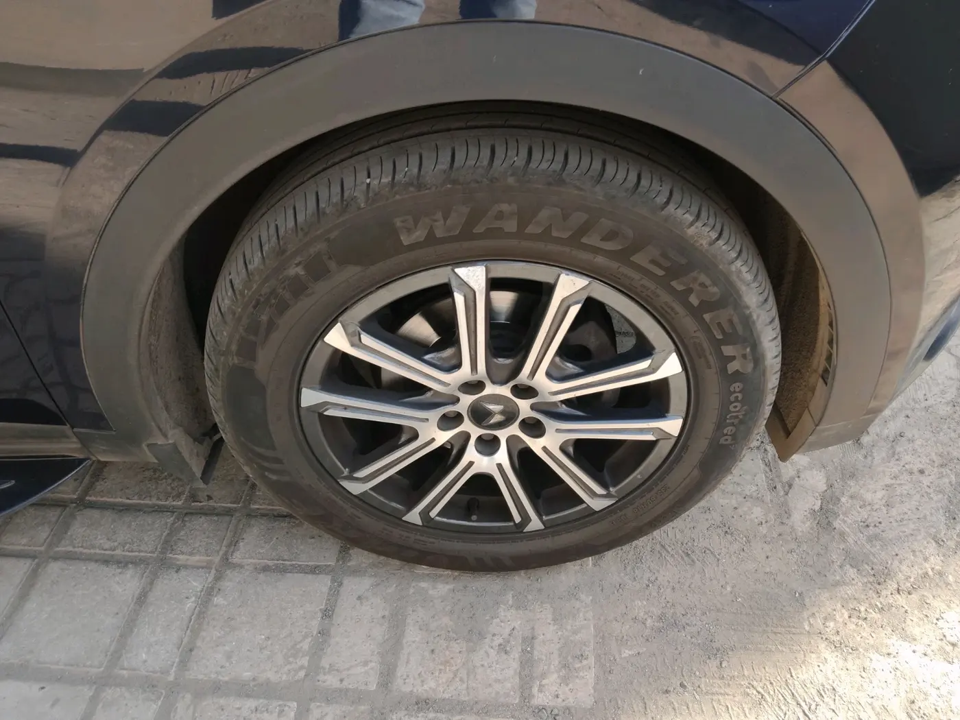 2024 Mahindra XUV700 AX 7 LUXURY D AT 7 STR, Diesel, Automatic, 24,491 km, tyre