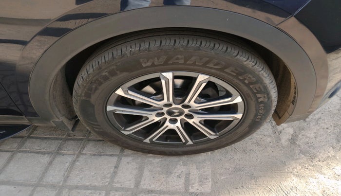 2024 Mahindra XUV700 AX 7 LUXURY D AT 7 STR, Diesel, Automatic, 24,491 km, tyre