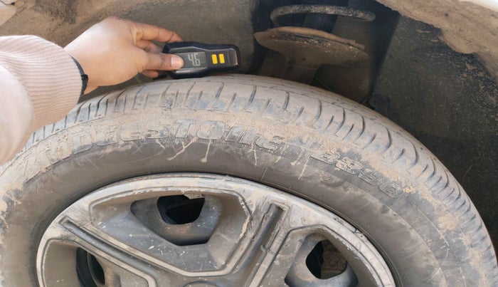 2014 Nissan Terrano XL (P), Petrol, Manual, 1,33,055 km, tyre