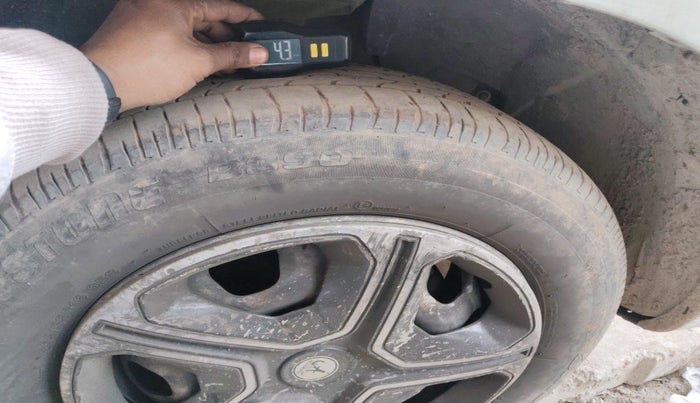 2014 Nissan Terrano XL (P), Petrol, Manual, 1,33,055 km, tyre