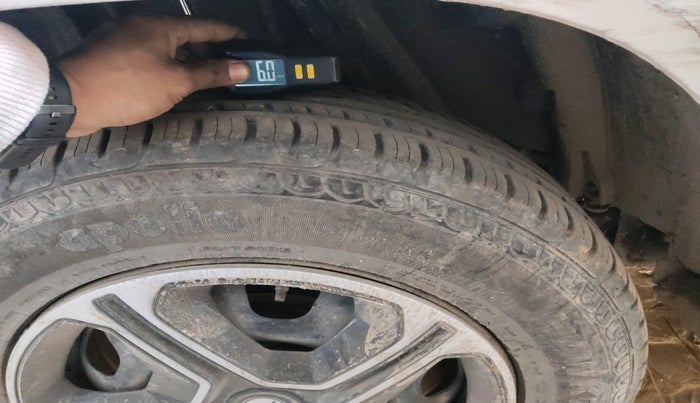 2014 Nissan Terrano XL (P), Petrol, Manual, 1,33,055 km, tyre