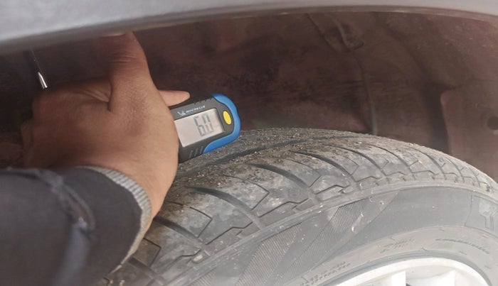 2016 Mahindra Kuv100 K8 5 STR, Petrol, Manual, 46,724 km, tyre