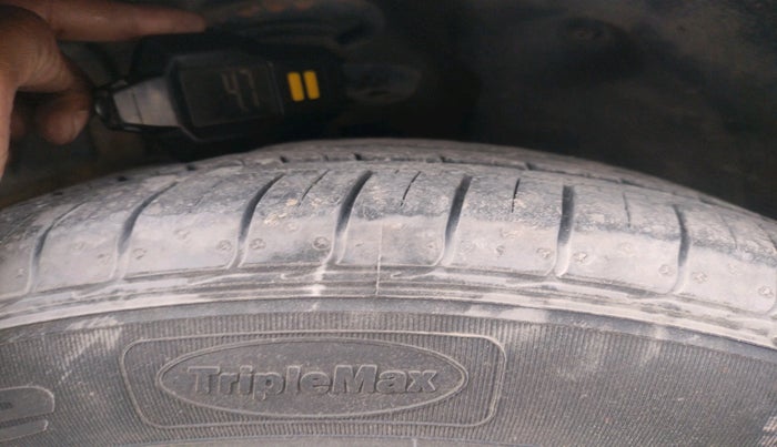 2015 Volkswagen Polo HIGHLINE1.5L, Diesel, Manual, 1,24,953 km, tyre