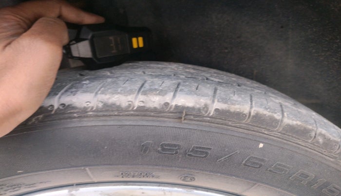 2015 Volkswagen Polo HIGHLINE1.5L, Diesel, Manual, 1,24,953 km, tyre