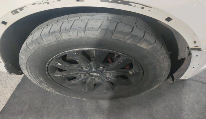 2016 Mahindra XUV500 W10, Diesel, Manual, 1,40,874 km, tyre