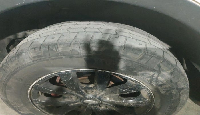 2016 Mahindra XUV500 W10, Diesel, Manual, 1,40,874 km, tyre