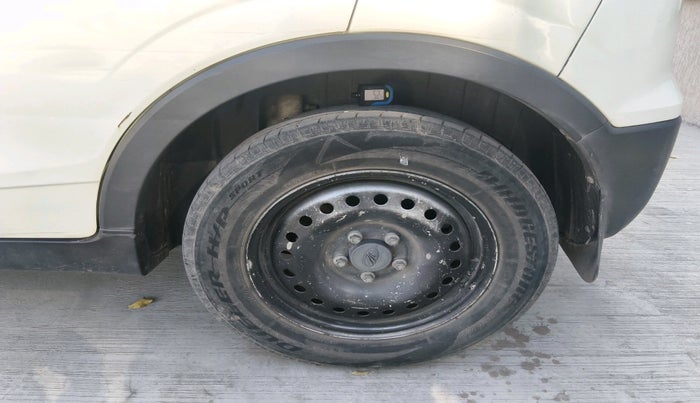 2022 Mahindra XUV300 W4 1.2 PETROL, Petrol, Manual, 81,297 km, tyre