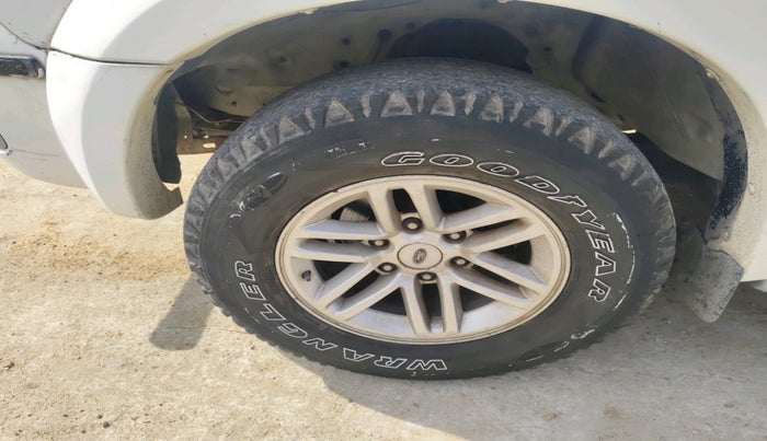 2011 Ford Endeavour 2.5L 4X2 MT, Diesel, Manual, 1,01,224 km, tyre