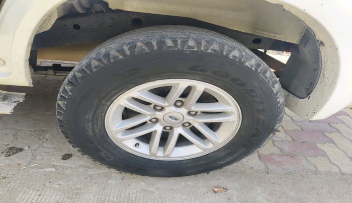 2011 Ford Endeavour 2.5L 4X2 MT, Diesel, Manual, 1,01,224 km, tyre