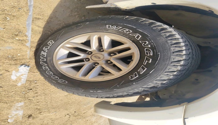 2011 Ford Endeavour 2.5L 4X2 MT, Diesel, Manual, 1,01,224 km, tyre