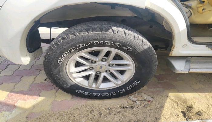 2011 Ford Endeavour 2.5L 4X2 MT, Diesel, Manual, 1,01,224 km, tyre