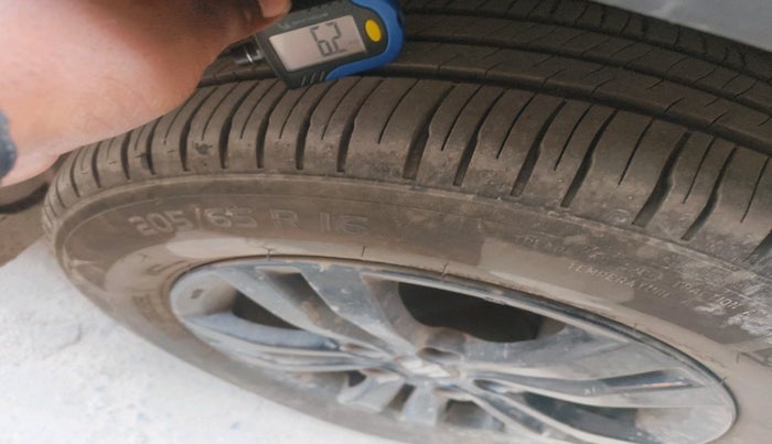 2018 Maruti Vitara Brezza ZDI PLUS AT DUAL TONE, Diesel, Automatic, 1,04,400 km, tyre